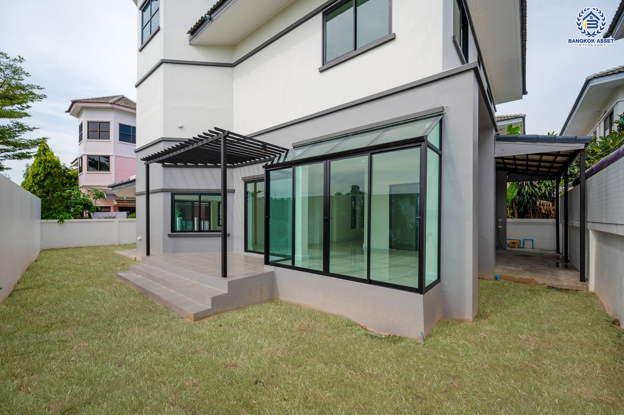 บ้านมือสองตกแต่งใหม่ โครงการ ปฐวีกาญจน์ ประชาชื่น-แจ้งวัฒนะ ทำเลโซนเมือง ดีไซน์สุด Classic ใกล้เซ็นทรัลแจ้งวัฒนะ สนามบินดอนเมือง เดินทางสู่ใจกลางเมืองได้อย่างรวดเร็วด้วย ทางด่วน"ศรีสมาน" และรถไฟฟ้าสายสีชมพู "สถานีเมืองทองธานี" บนเนื้อที่ 61.6 ตร.ว. ฟังก์ชัน 3 ห้องนอน 4 ห้องน้ำ 1 ห้องแม่บ้านพร้อมห้องน้ำ จอดรถได้ 2 คัน